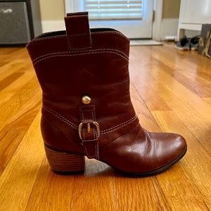 Clarks Pull On Leather Boots size 6